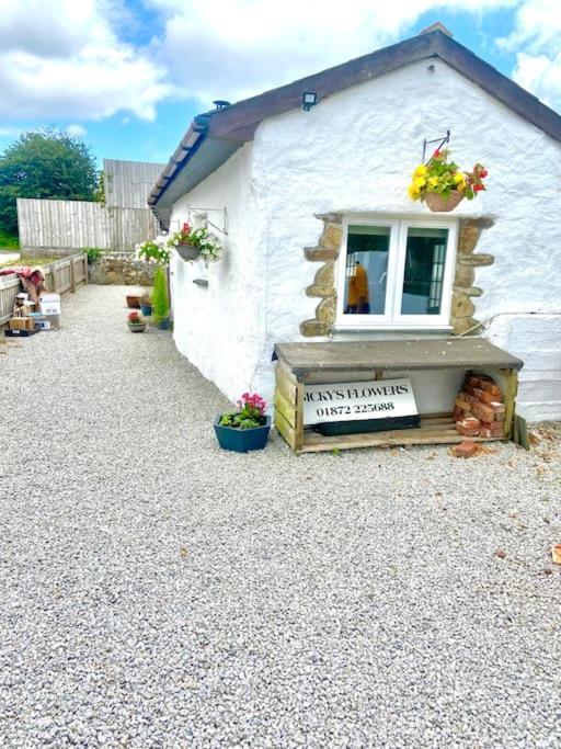 Romantic Log-burner Cornish Private Garden Dogs Welcome Holiday home *