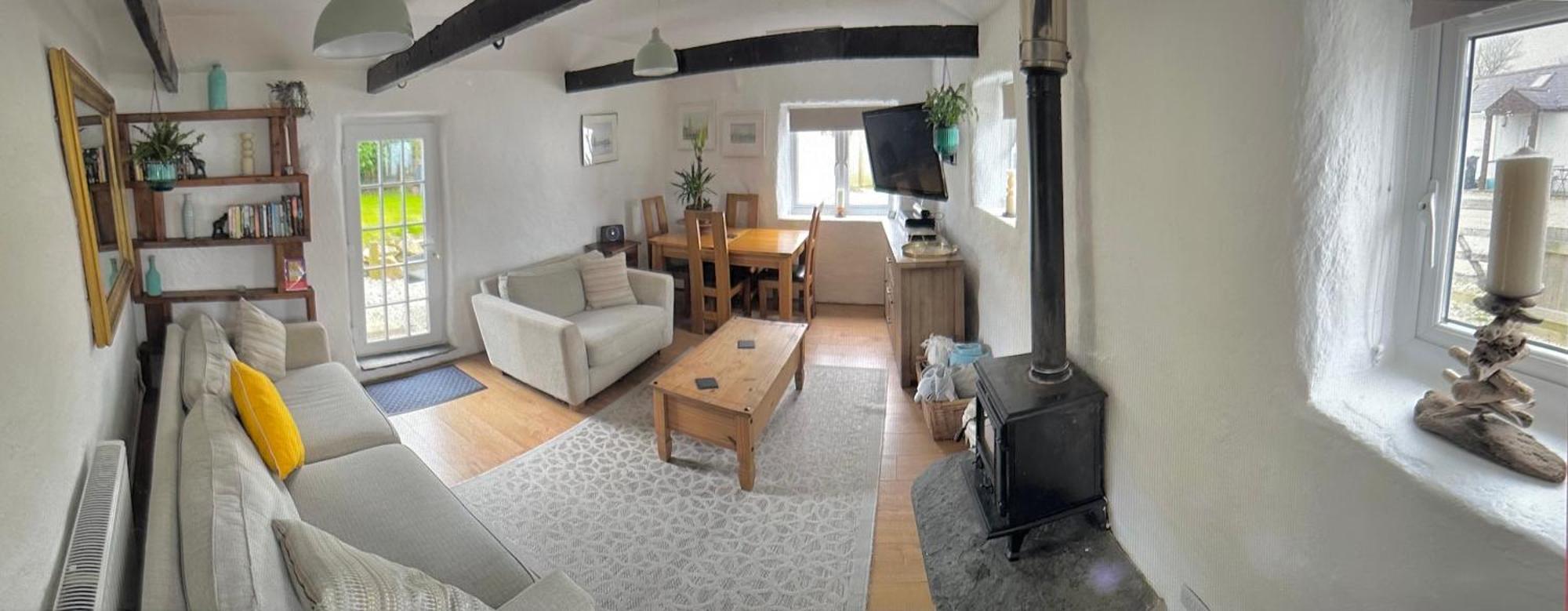 Romantic Log-burner Cornish Private Garden Dogs Welcome Holiday home *